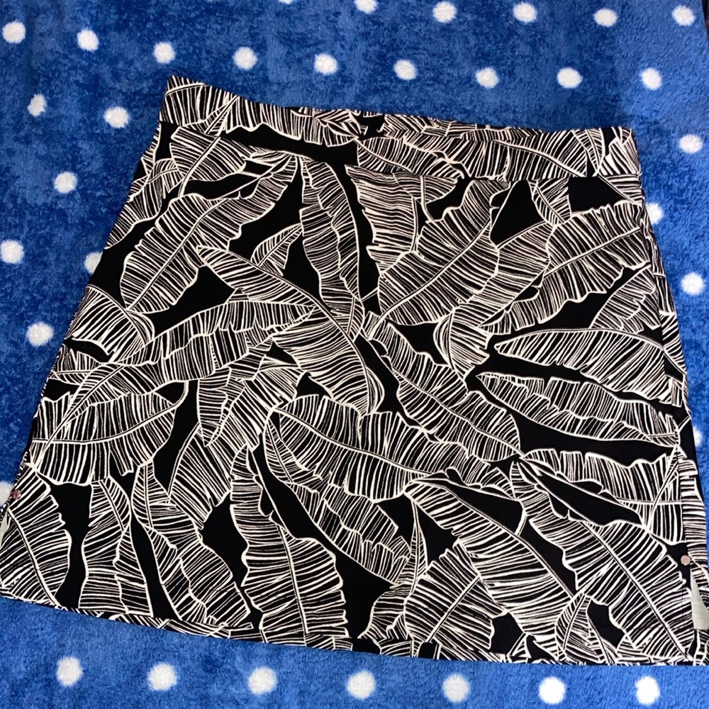 Black and white banana leaf print women’s skort - size Small by Rafaella Comfort